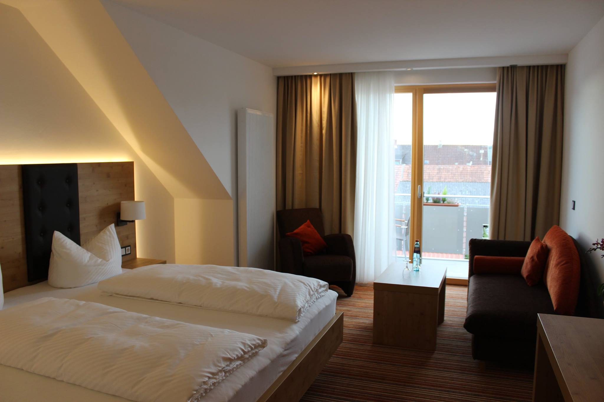 Zimmer mit Doppelbett, Balkon, Sofaecke